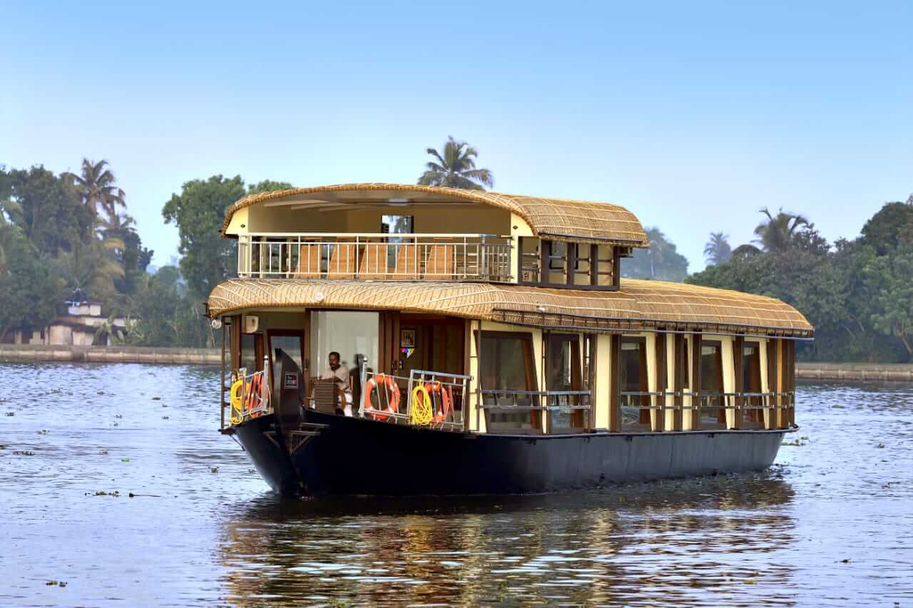 Difference between a shared houseboat and a private houseboat in Alleppey