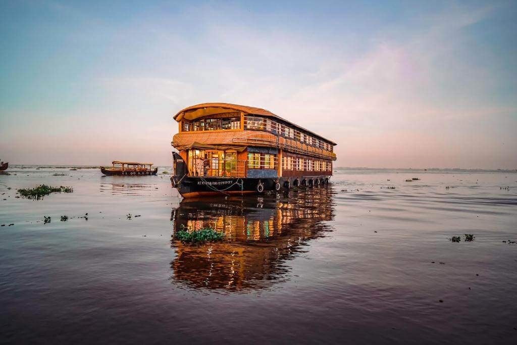 Difference between a shared houseboat and a private houseboat in Alleppey